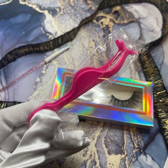 Eye lashes , with application and brush - Picture 2 of 6